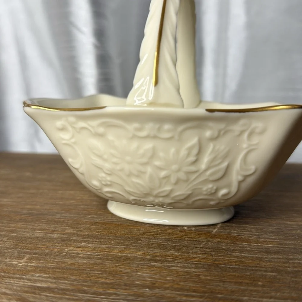 Lenox Sans Souci Collection Porcelain 24K Gold Trim Embossed Small Oval Basket